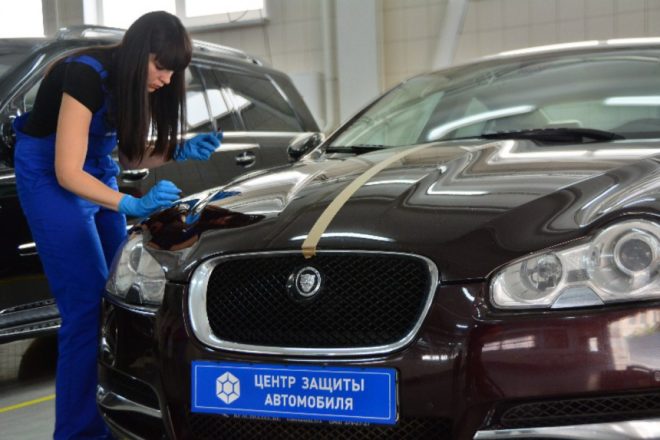 Ремонт сколів і подряпин для збереження покриття автомобіля